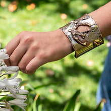 Cargar imagen en el visor de la galería, BRAZALETE DE BRONCE CON TEXTURA