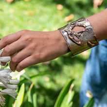 Cargar imagen en el visor de la galería, BRAZALETE DE BRONCE CON TEXTURA