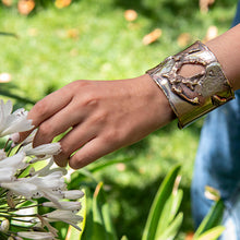 Cargar imagen en el visor de la galería, BRAZALETE DE BRONCE CON TEXTURA