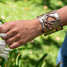 Cargar imagen en el visor de la galería, BRAZALETE DE BRONCE CON TEXTURA