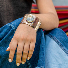 Cargar imagen en el visor de la galería, BRAZALETE DE BRONCE Y ÓPALO ANDINO