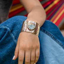 Cargar imagen en el visor de la galería, BRAZALETE DE BRONCE Y ÓPALO ANDINO