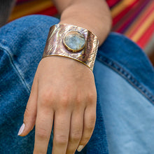 Cargar imagen en el visor de la galería, BRAZALETE DE BRONCE Y ÓPALO ANDINO