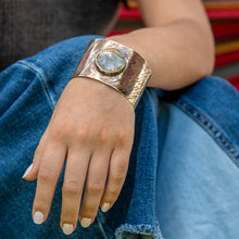 Cargar imagen en el visor de la galería, BRAZALETE DE BRONCE Y ÓPALO ANDINO