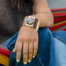 Cargar imagen en el visor de la galería, BRAZALETE DE BRONCE Y ÓPALO ANDINO