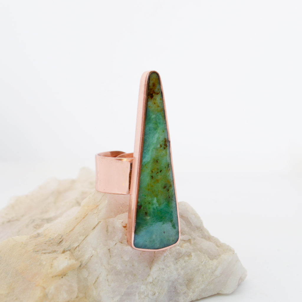 Anillo de cobre con crisoprasa