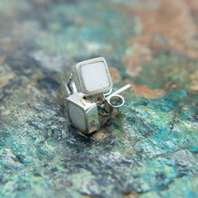 Cargar imagen en el visor de la galería, AROS DE PLATA MINI CUADRADOS DE NÁCAR
