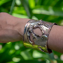 Cargar imagen en el visor de la galería, BRAZALETE DE BRONCE CON TEXTURA
