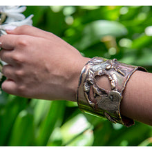 Cargar imagen en el visor de la galería, BRAZALETE DE BRONCE CON TEXTURA
