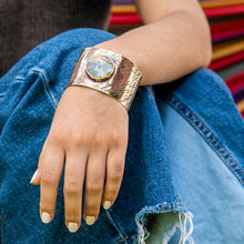Cargar imagen en el visor de la galería, BRAZALETE DE BRONCE Y ÓPALO ANDINO
