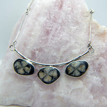 Cargar imagen en el visor de la galería, COLLAR DE PLATA REVERSIBLE PIEDRA CRUZ Y LAPISLÁZULI
