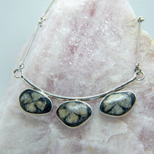 Cargar imagen en el visor de la galería, COLLAR DE PLATA REVERSIBLE PIEDRA CRUZ Y LAPISLÁZULI
