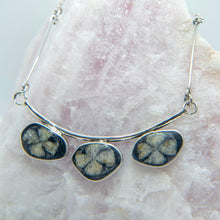 Cargar imagen en el visor de la galería, COLLAR DE PLATA REVERSIBLE PIEDRA CRUZ Y LAPISLÁZULI
