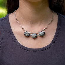 Cargar imagen en el visor de la galería, COLLAR DE PLATA REVERSIBLE PIEDRA CRUZ Y LAPISLÁZULI
