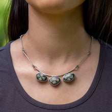 Cargar imagen en el visor de la galería, COLLAR DE PLATA REVERSIBLE PIEDRA CRUZ Y LAPISLÁZULI

