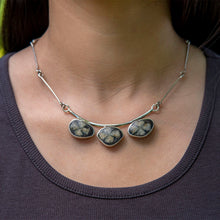 Cargar imagen en el visor de la galería, COLLAR DE PLATA REVERSIBLE PIEDRA CRUZ Y LAPISLÁZULI
