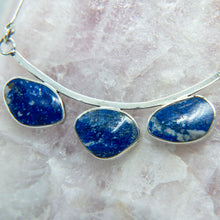 Cargar imagen en el visor de la galería, COLLAR DE PLATA REVERSIBLE PIEDRA CRUZ Y LAPISLÁZULI
