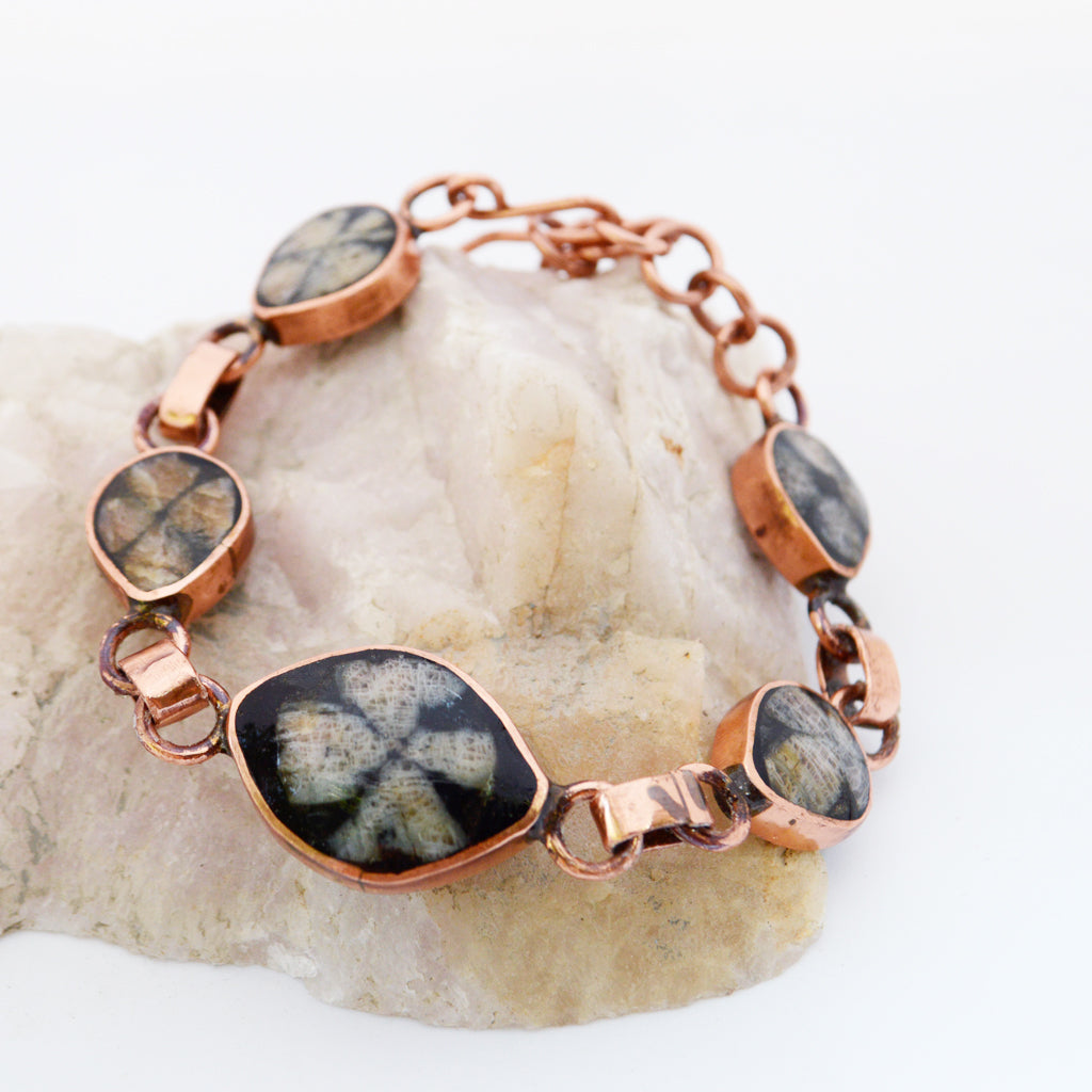 PULSERA REVERSIBLE DE COBRE CON PIEDRA CRUZ Y LAPISLÁZULI